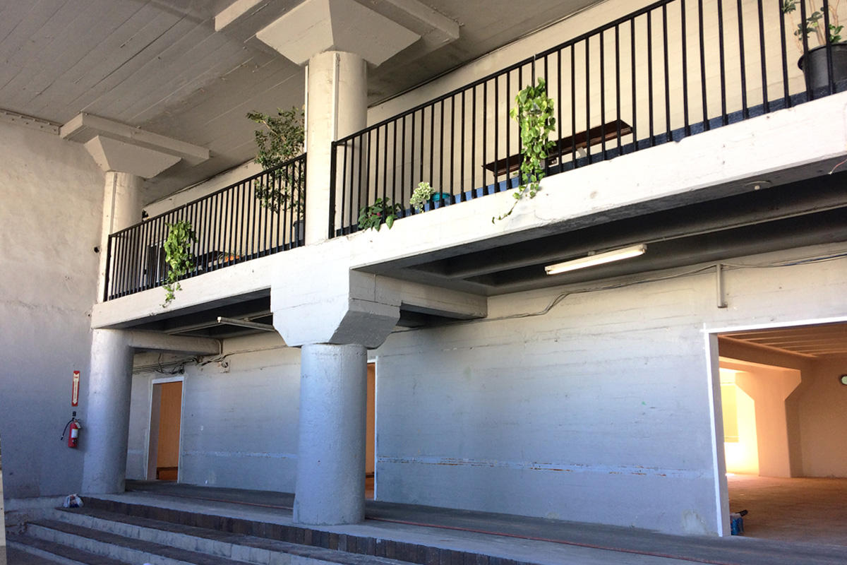 Ice House - side courtyard